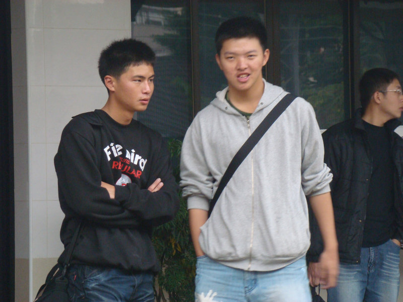 月台交談旅客2010台中火車站台灣鐵路旅遊攝影