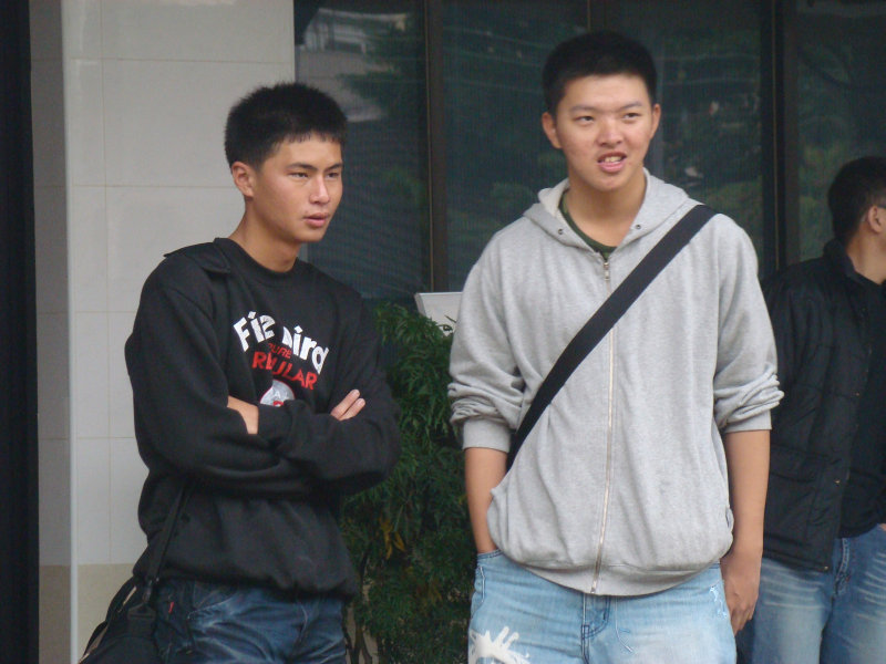 月台交談旅客2010台中火車站台灣鐵路旅遊攝影