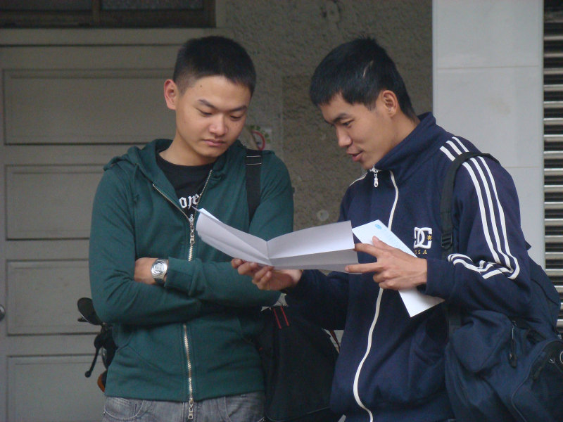 月台交談旅客2010台中火車站台灣鐵路旅遊攝影