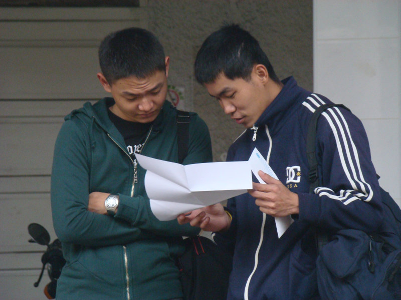 月台交談旅客2010台中火車站台灣鐵路旅遊攝影