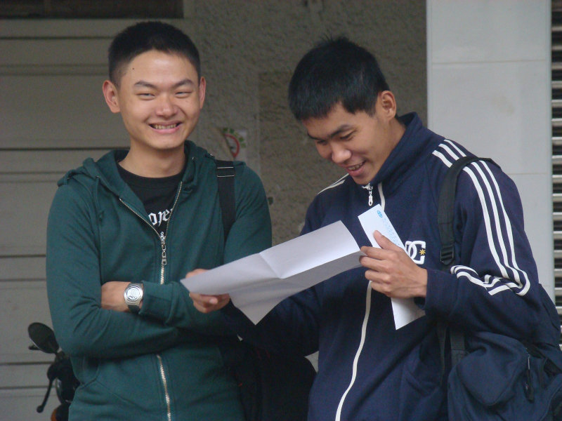 月台交談旅客2010台中火車站台灣鐵路旅遊攝影