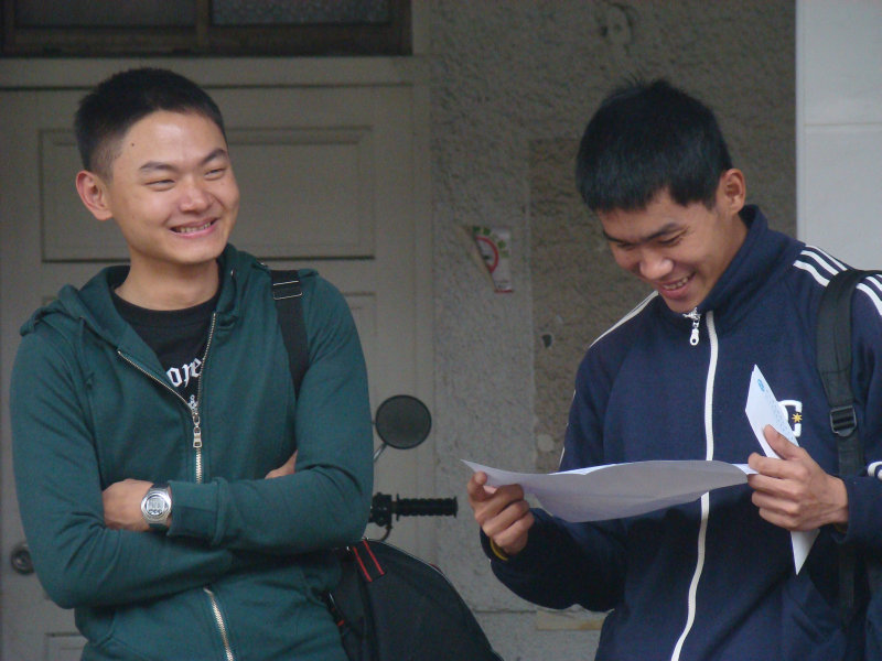 月台交談旅客2010台中火車站台灣鐵路旅遊攝影