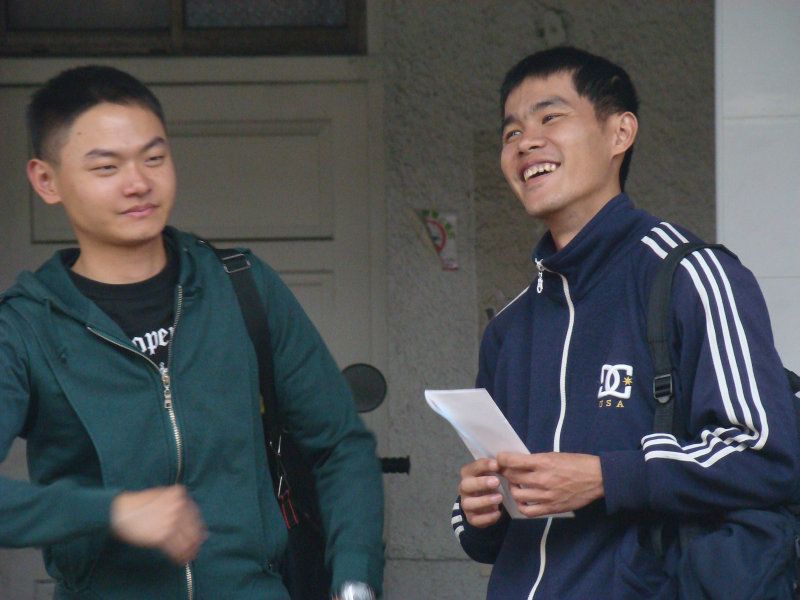 月台交談旅客2010台中火車站台灣鐵路旅遊攝影