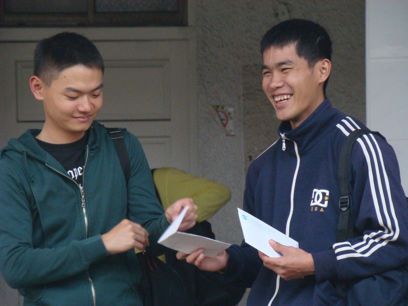 月台交談旅客2010台中火車站台灣鐵路旅遊攝影