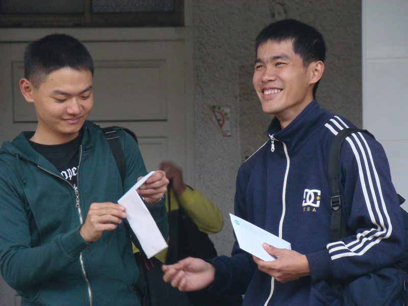 月台交談旅客2010台中火車站台灣鐵路旅遊攝影