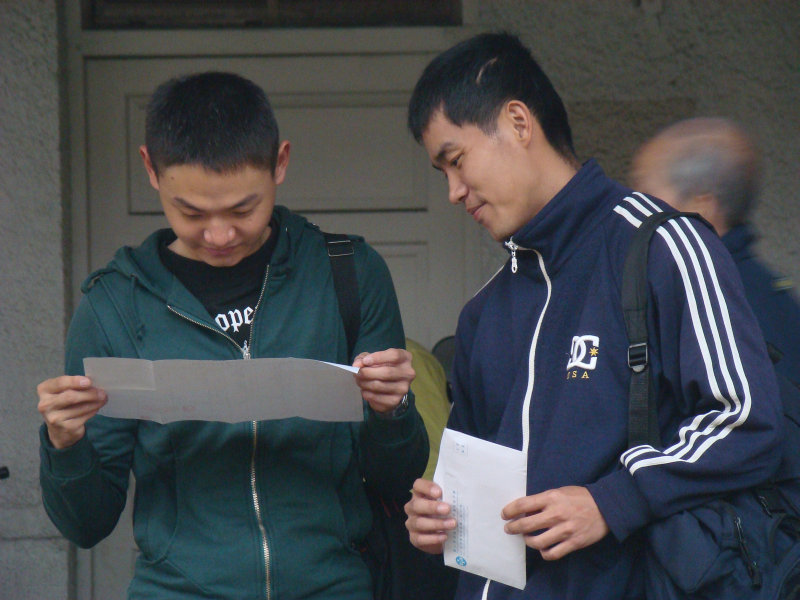 月台交談旅客2010台中火車站台灣鐵路旅遊攝影