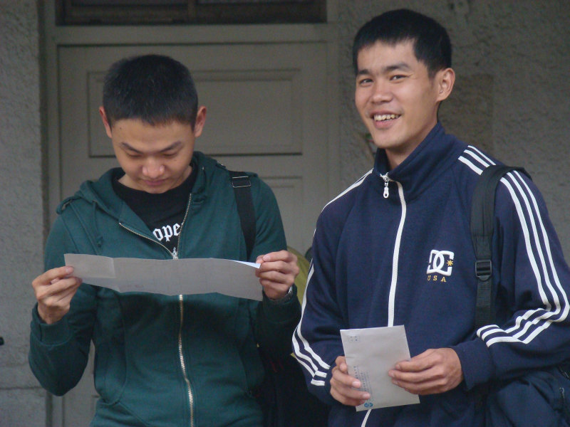 月台交談旅客2010台中火車站台灣鐵路旅遊攝影