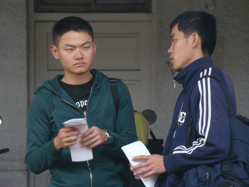 月台交談旅客2010台中火車站台灣鐵路旅遊攝影