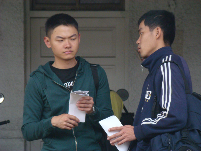 月台交談旅客2010台中火車站台灣鐵路旅遊攝影