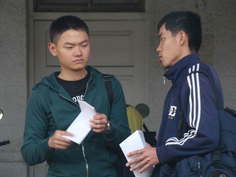 月台交談旅客2010台中火車站台灣鐵路旅遊攝影