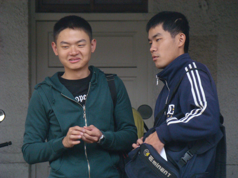 月台交談旅客2010台中火車站台灣鐵路旅遊攝影