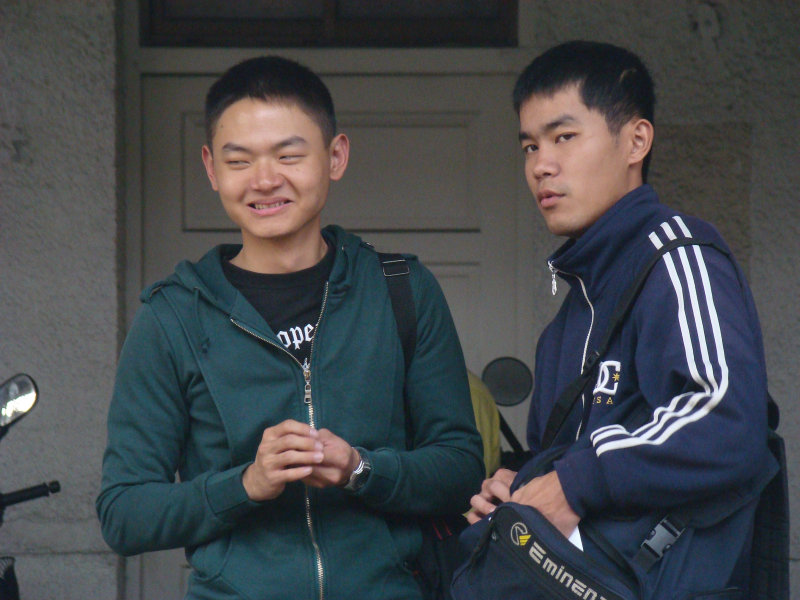 月台交談旅客2010台中火車站台灣鐵路旅遊攝影