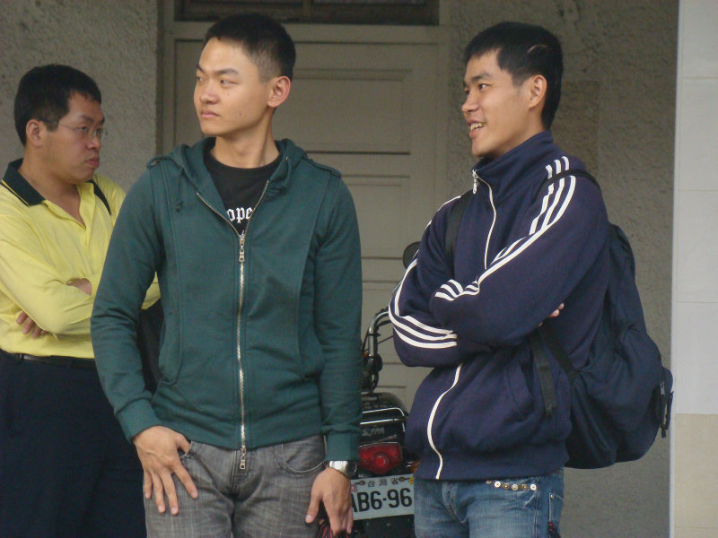 月台交談旅客2010台中火車站台灣鐵路旅遊攝影