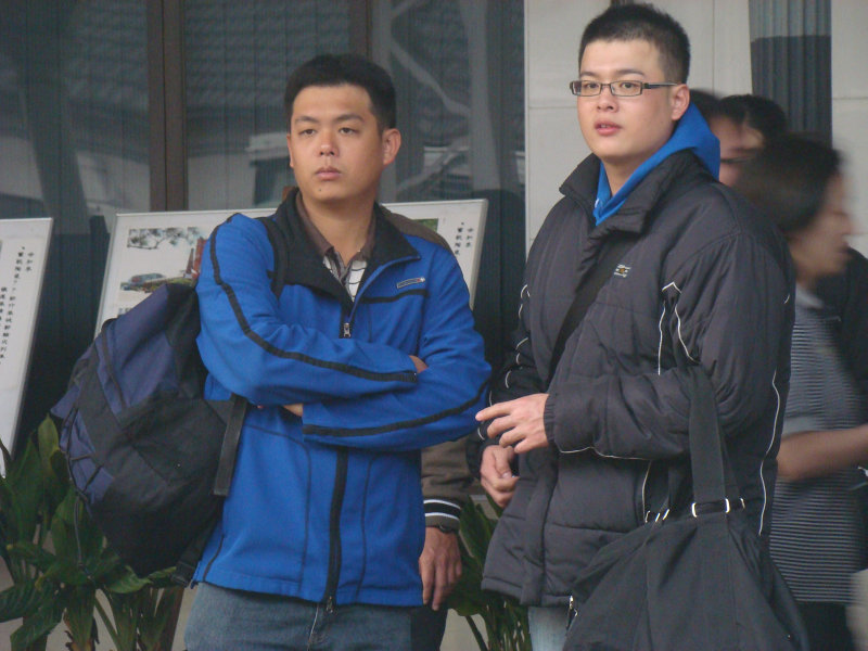 月台交談旅客2010台中火車站台灣鐵路旅遊攝影