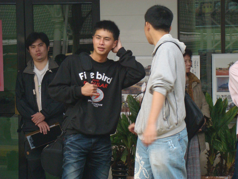 月台交談旅客2010台中火車站台灣鐵路旅遊攝影