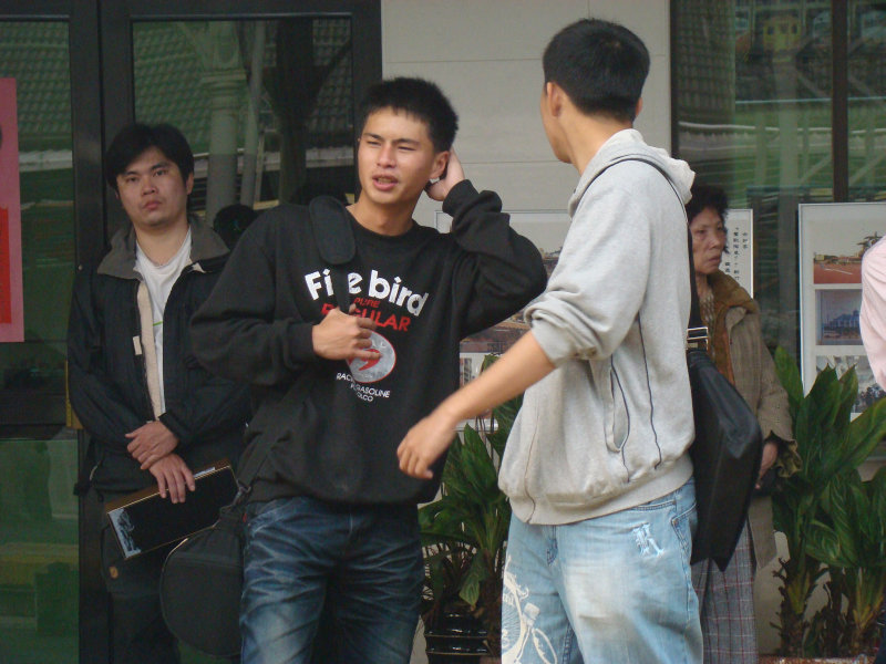 月台交談旅客2010台中火車站台灣鐵路旅遊攝影