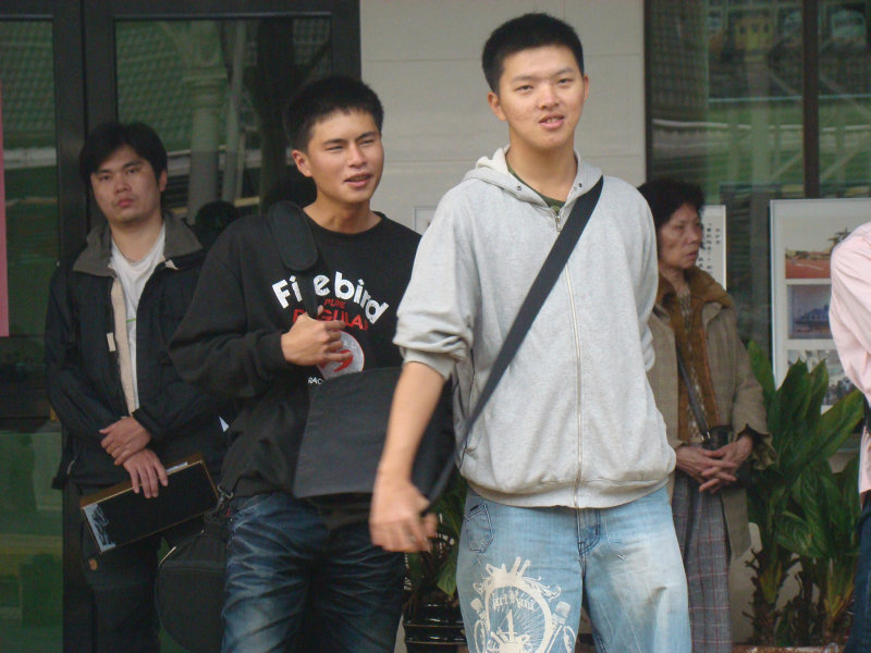 月台交談旅客2010台中火車站台灣鐵路旅遊攝影