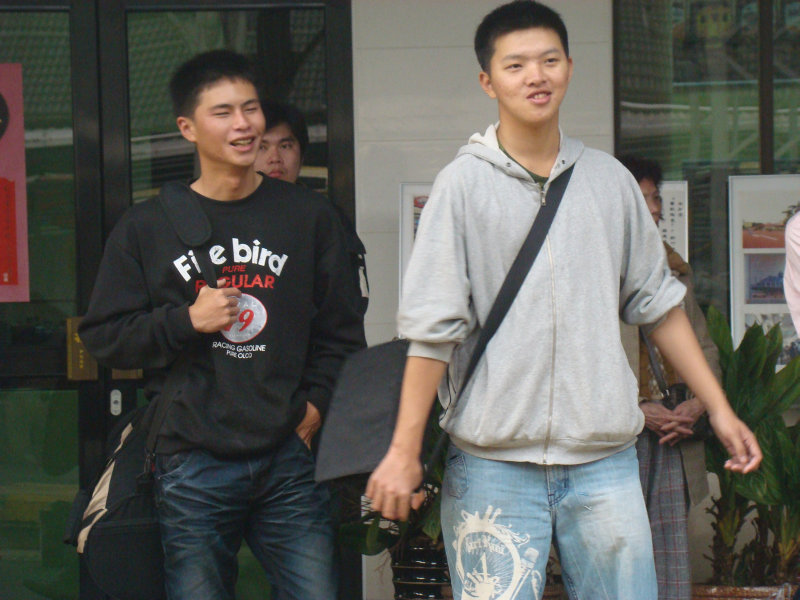 月台交談旅客2010台中火車站台灣鐵路旅遊攝影