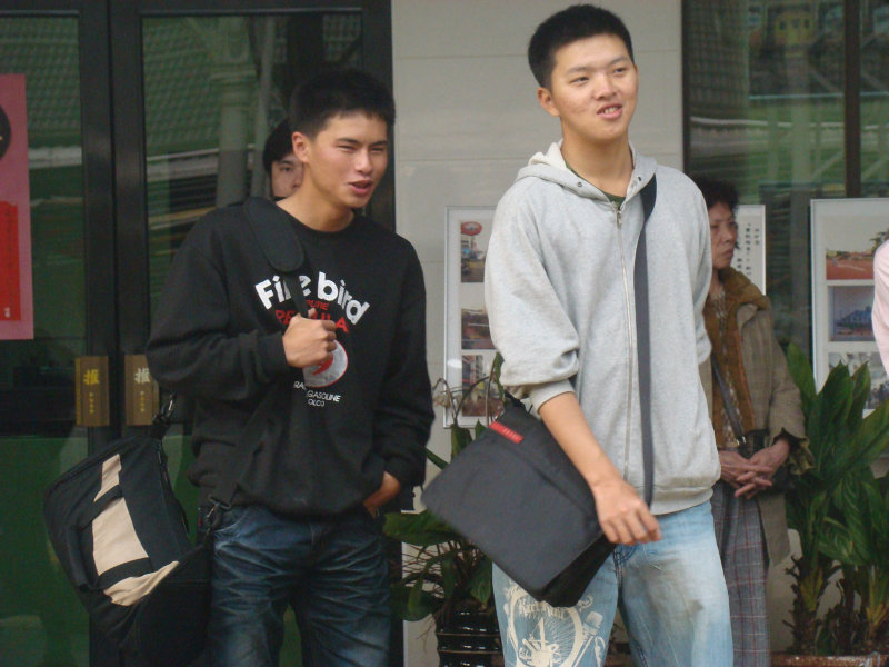 月台交談旅客2010台中火車站台灣鐵路旅遊攝影