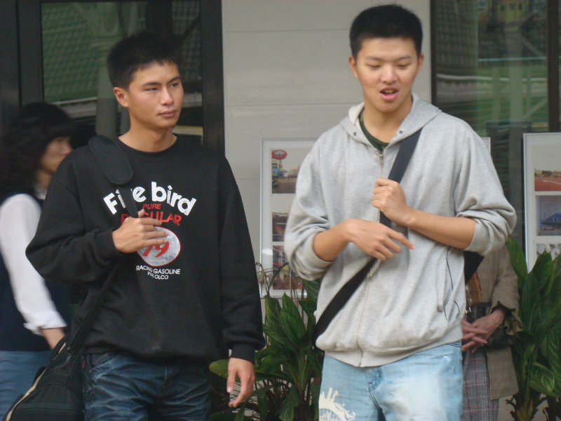 月台交談旅客2010台中火車站台灣鐵路旅遊攝影