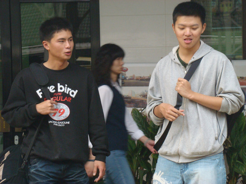 月台交談旅客2010台中火車站台灣鐵路旅遊攝影