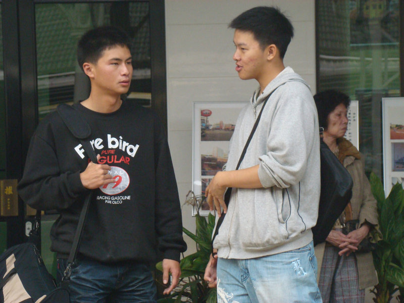 月台交談旅客2010台中火車站台灣鐵路旅遊攝影