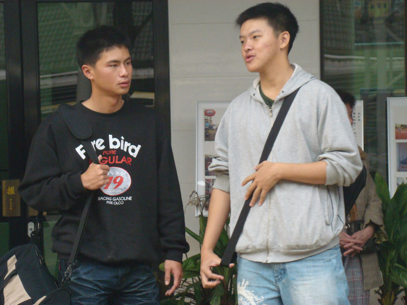 月台交談旅客2010台中火車站台灣鐵路旅遊攝影