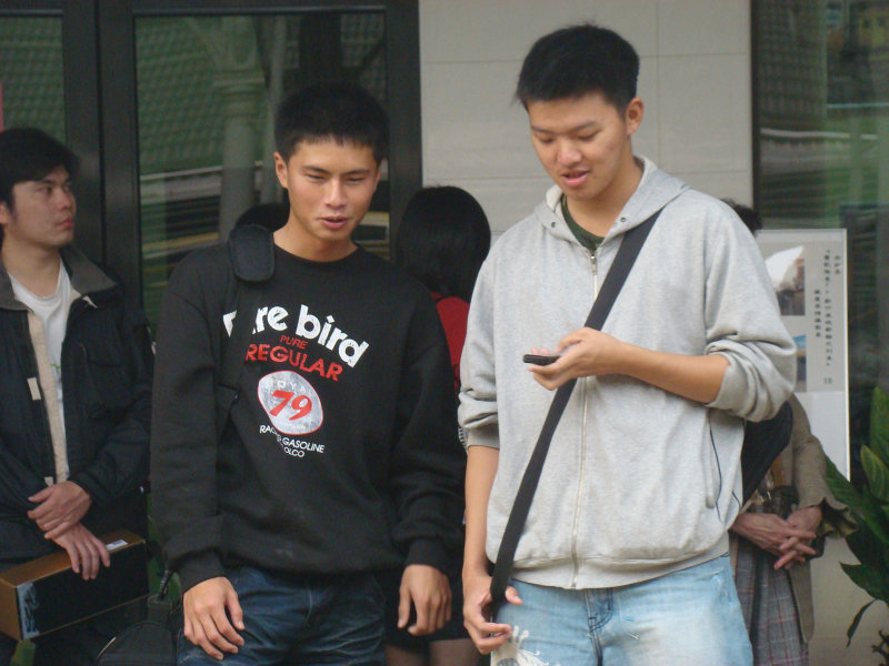 月台交談旅客2010台中火車站台灣鐵路旅遊攝影