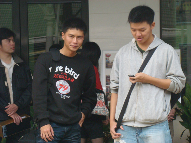 月台交談旅客2010台中火車站台灣鐵路旅遊攝影