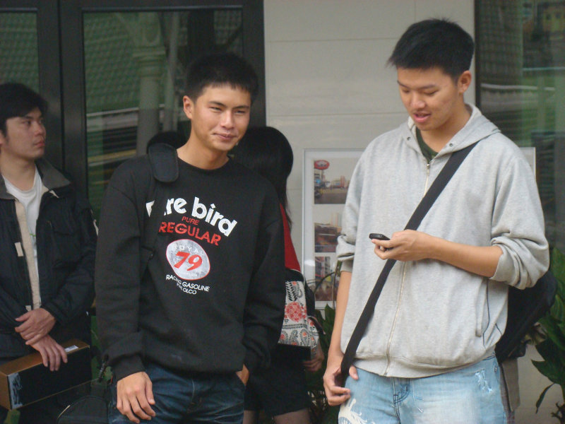 月台交談旅客2010台中火車站台灣鐵路旅遊攝影