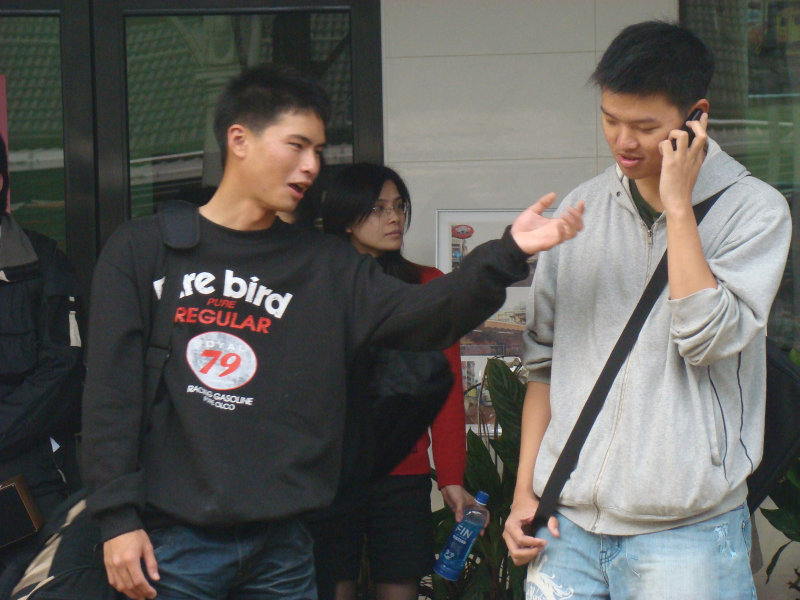 月台交談旅客2010台中火車站台灣鐵路旅遊攝影