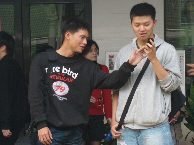 月台交談旅客2010台中火車站台灣鐵路旅遊攝影