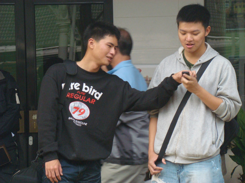 月台交談旅客2010台中火車站台灣鐵路旅遊攝影