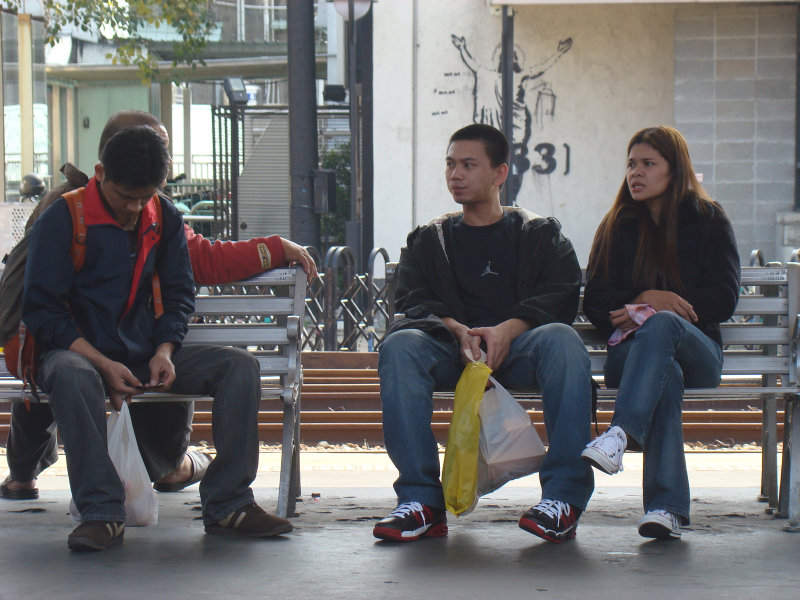 月台交談旅客2010台中火車站台灣鐵路旅遊攝影