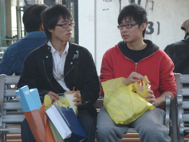 月台交談旅客2010台中火車站台灣鐵路旅遊攝影