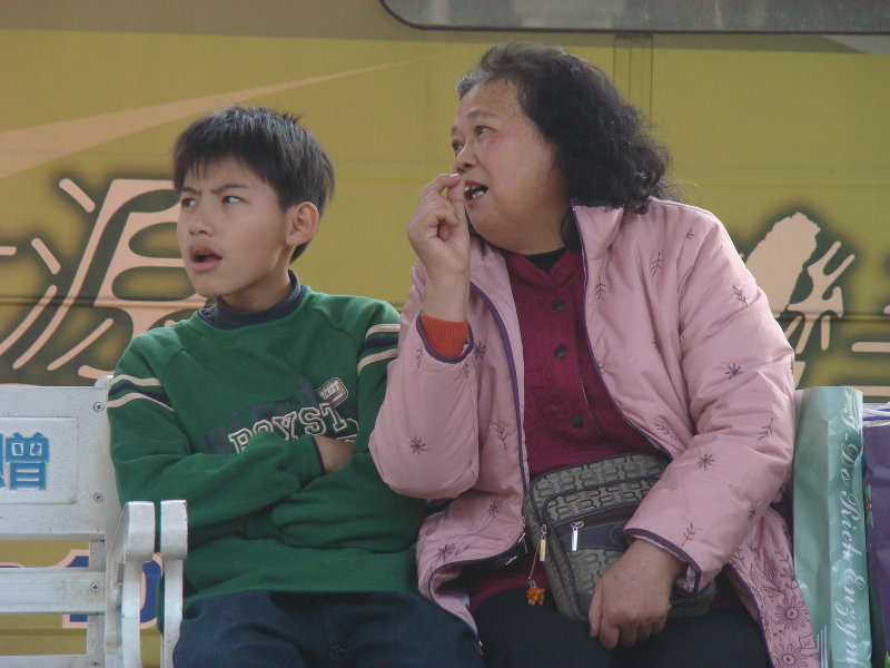 月台交談旅客2010台中火車站台灣鐵路旅遊攝影