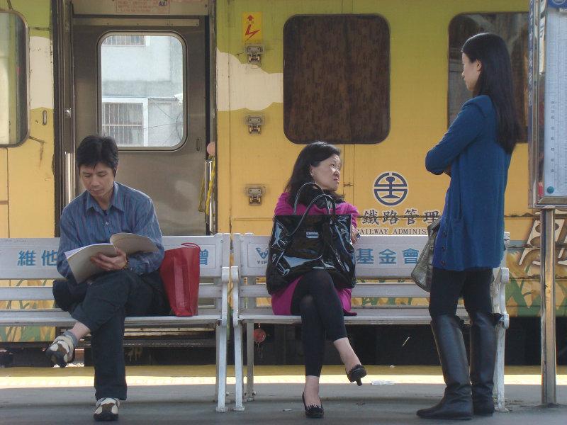 月台交談旅客2010台中火車站台灣鐵路旅遊攝影
