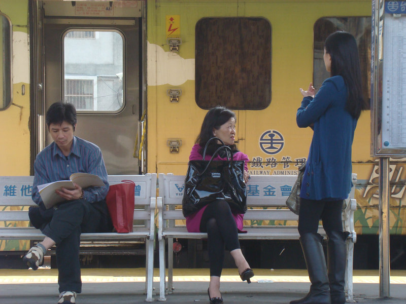 月台交談旅客2010台中火車站台灣鐵路旅遊攝影