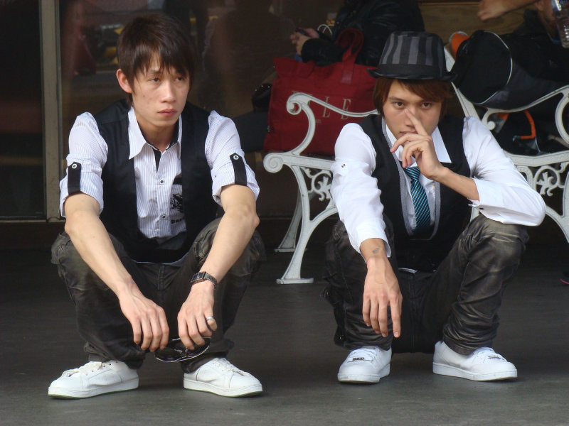 月台交談旅客2010台中火車站台灣鐵路旅遊攝影