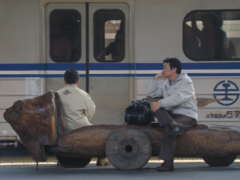 月台交談旅客2010台中火車站台灣鐵路旅遊攝影