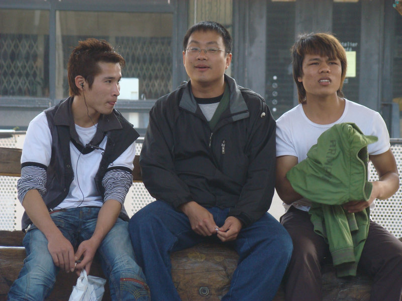 月台交談旅客2010台中火車站台灣鐵路旅遊攝影