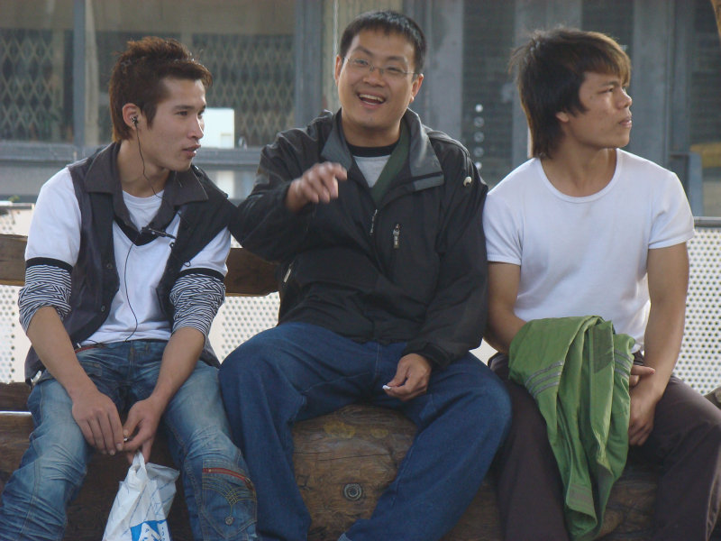 月台交談旅客2010台中火車站台灣鐵路旅遊攝影