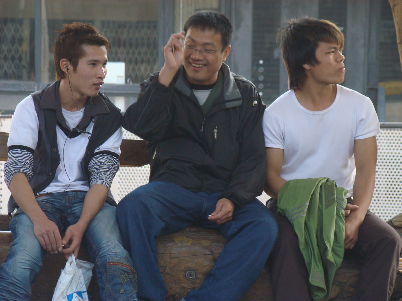 月台交談旅客2010台中火車站台灣鐵路旅遊攝影