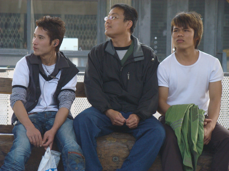 月台交談旅客2010台中火車站台灣鐵路旅遊攝影