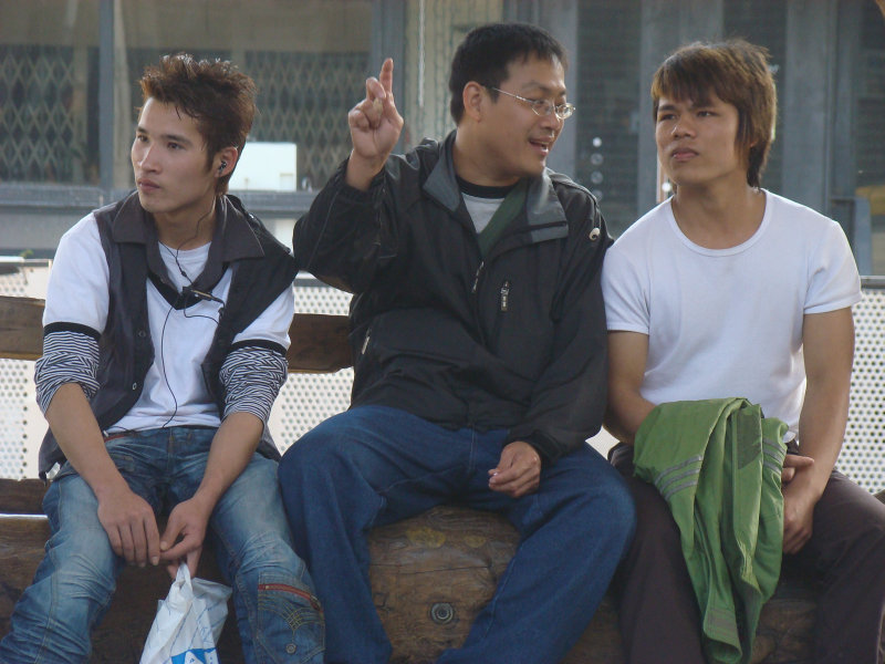 月台交談旅客2010台中火車站台灣鐵路旅遊攝影