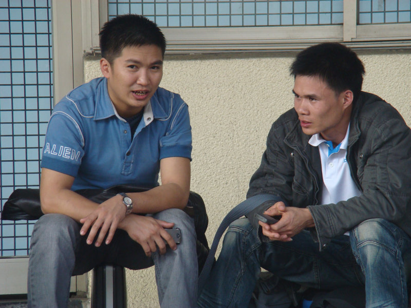 月台交談旅客2010台中火車站台灣鐵路旅遊攝影