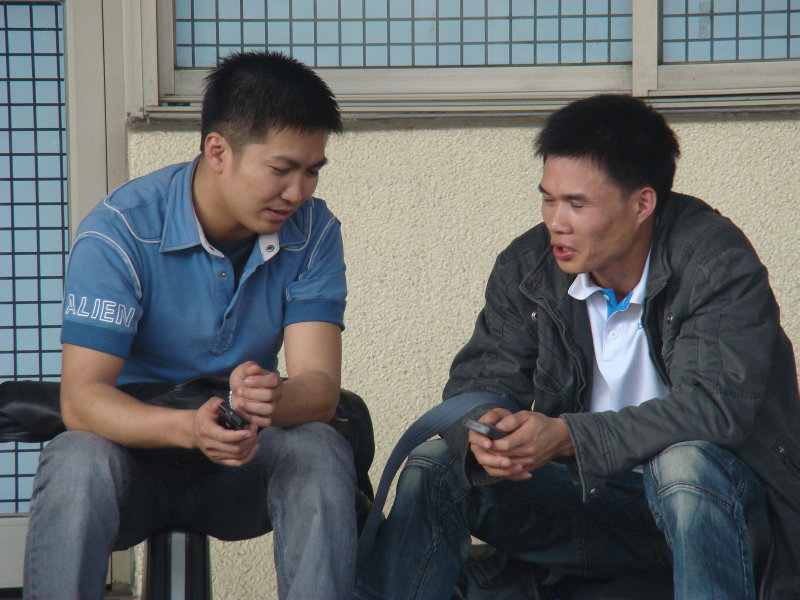 月台交談旅客2010台中火車站台灣鐵路旅遊攝影