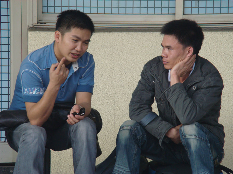 月台交談旅客2010台中火車站台灣鐵路旅遊攝影