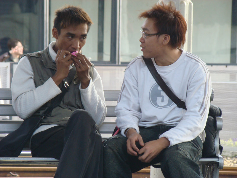 月台交談旅客2010台中火車站台灣鐵路旅遊攝影