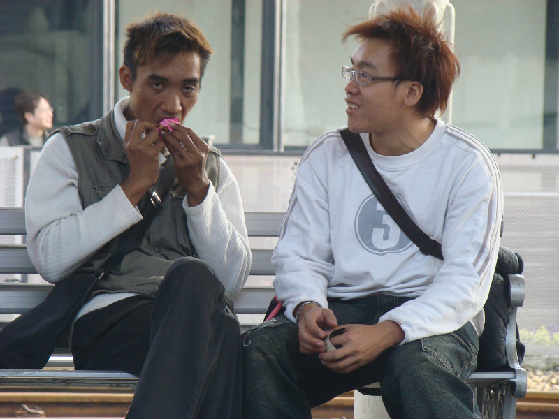 月台交談旅客2010台中火車站台灣鐵路旅遊攝影